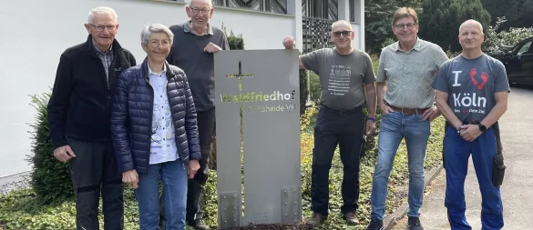 Die Vorstandsmitglieder Ralf Maluga, Gerold Knettermeier, Martin Kauer und Rainer Kasemeier freuen sich mit Marlis und Oswald Schäffer (von rechts) über die neue Edelstahl-Stele vor der Kapelle. - © Pro Waldfriedhof