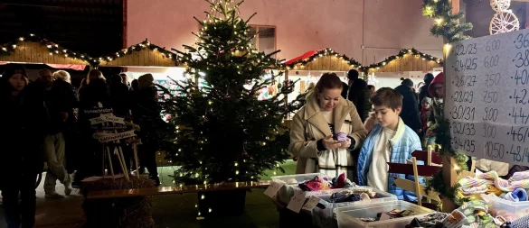 Der Basar im Grünauer Weihnachtsdorf stimmte die Anwesenden auf die Adventszeit ein. - © Luca-Marie Dröge