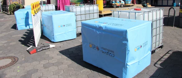 Bislang wurden zum Schutz bei Stadtfesten und anderen Veranstaltungen solche mit Steinen gefüllte Gitterboxen und Wassertanks in der Innenstadt aufgestellt. - © Jana Beckmann