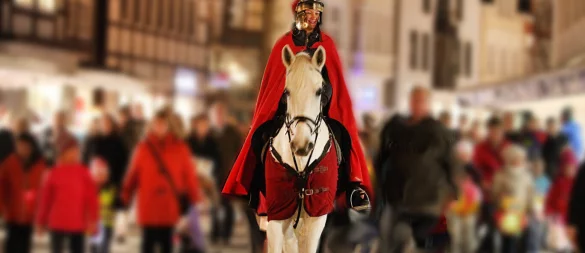 St. Martin hoch zu Ross führt den feierlichen Laternenumzug in Detmold an. - © Fotomontage: Vera Gerstendorf-Welle/LZ