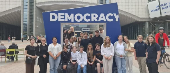 Die Schülerinnen und Schüler der neunten Jahrgangsstufe trafen sich im Brüsseler EU-Parlament (im Hintergrund) mit der Abgeordneten Verena Mertens aus Paderborn und tauschten sich über die Vielfalt Europas aus. Foto: HSS - © HSS