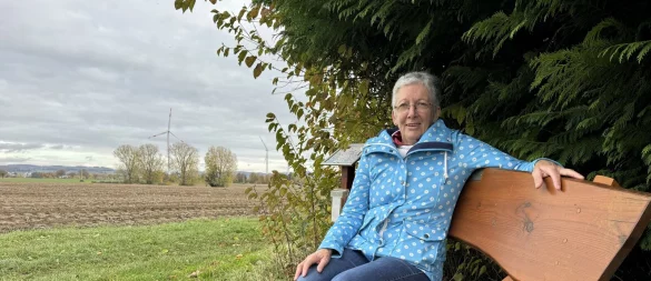 Gisela Stöcker liebt es, auf der Bank hinter der Gärtnerei Brüschke in Hagen ihren Gedanken freien Lauf zu lassen. - © Sandra Castrup