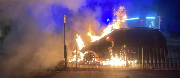 In der Lindenstraße ist ein Auto in Flammen aufgegangen. - © Feuerwehr Lage
