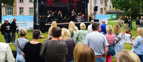 Die Band Band Soul Inside spielte im Schlosspark Stietencron. Die Besucherinnen und Besucher hatten sichtlich Spaß. - © Nicole Ellerbrake