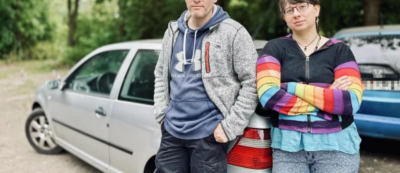 Lehrer und Mittelalterfan Florian Lemmer und Kunstlehrerin Josephine Schönberg auf dem Parkplatz in der Sackgasse der Bielefelder LEG-Siedlung. Dort geschah der Einbruch. - © Stefan Becker