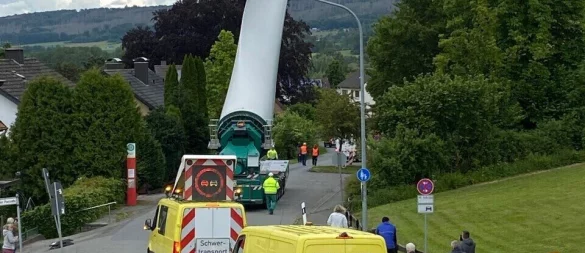 Schon 2022 geriet ein Schwertransport auf der Voßheider Straße ins Stocken. Nun sollen Bäume gefällt werden. (Archivfoto) - © Thomas Möllerfriedrich