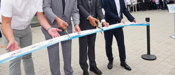 Betriebsratsvorsitzender Lutz Hagemeister (von links), Aufsichtsratsvorsitzender Stephan Grigat, Geschäftsführer Jörg Karlikowski und Architekt Florian Brandstetter weihen das neue Gebäude ein. - © Nicole Ellerbrake