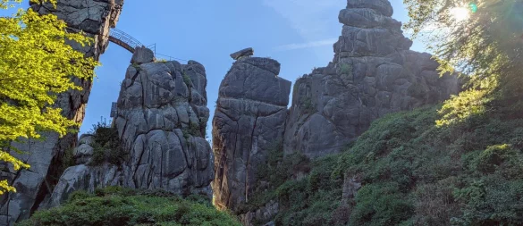 Die Externsteine sind zur Sommersonnenwende ein Kraftort für viele Menschen. - © LVL