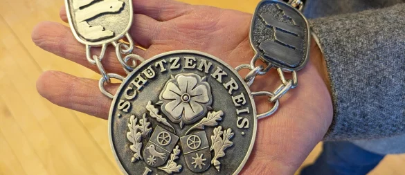Blick auf die Schützenkette: Zwei neue Glieder mit der Abbildung der Externsteine wurden eingefügt, zudem wurde im Wappen des Schützenkreises Lippe der Buchstabe „N“ ergänzt. - © Landesverband Lippe