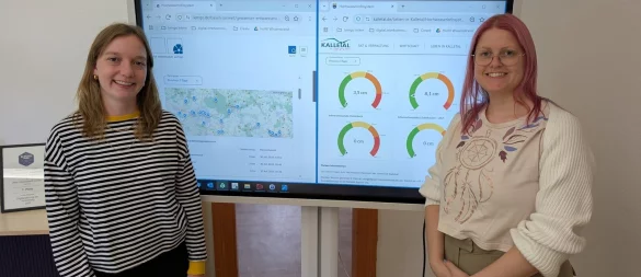 Live-Daten aus Lemgo und Kalletal, die das Risiko durch Hochwasser und Starkregen greifbarer machen: Nicole Baeumer (links, Projektleiterin digital.interkommunal) und Werksstudentin Rena Lüssel, erklären, was Nutzer hier ablesen können. - © Annika Langhagel
