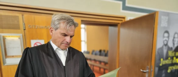 Rechtsanwalt Manfred Ernst Masuhr springt als Pflicht-Verteidiger-Ersatz an Prozesstag 20 ein. Damit das Verfahren nicht platzt, mussten die Prozessbeteiligten an einem Samstag verhandeln. - © Janet König
