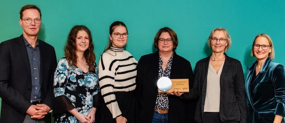 Jurymitglied Prof. Dr. Sebastian Braun (von links), Eva-Maria Allert, Fabienne und Nicole Biermann, Michaela Jahnke-Witter und Inga Wilcke, Leiterin Kommunikation Westfalen Weser. - © Thorsten-Hennig-Fotografie-Westfalen Weser