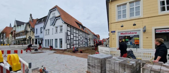 Das Pflaster ist schon verlegt: Die Bauarbeiten an der Kreuzung Breite Straße neigen sich dem Ende zu. - © Nadine Uphoff
