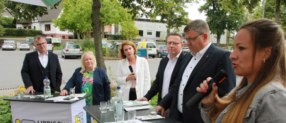 Beim LZ-Wahlmobil (von links): Die Bürgermeisterkandidaten Swen Horstmann (SPD) und Birgitt Höhn (Grüne), die stellvertretende LZ-Chefredakteurin Silke Buhrmester, die Bürgermeisterkandidaten Marco Müllers (parteilos) und Marc Beckmeier (CDU) sowie LZ-Redakteurin Michaela Weiße. - © Martin Hostert