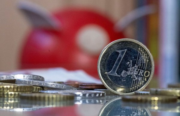 Wieder schlechtere Zeiten für Sparerinnen und Sparer (Symbolbild) - © Hendrik Schmidt/dpa