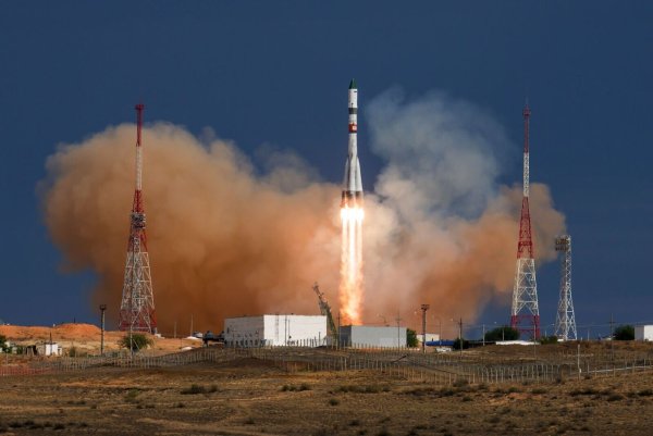 Vom russischen Weltraumbahnhof in Baikonur (Kasachstan) fliegen immer wieder Kosmonauten und Astronauten gemeinsam zur ISS. (Archivbild) - © Ivan Timoshenko/Roscosmos space corporation/AP