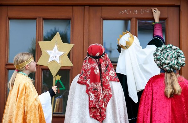 In Paderborn beginnt am Samstag die Aktion Dreikönigssingen 2025. 1.500 Jungen und Mädchen werden dazu im Dom erwartet. (Archivbild) - © Thomas Warnack/dpa
