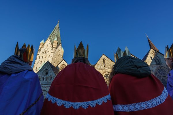 Im Dom von Paderborn ist die Aktion Dreikönigssingen eröffnet worden. - © Friso Gentsch/dpa