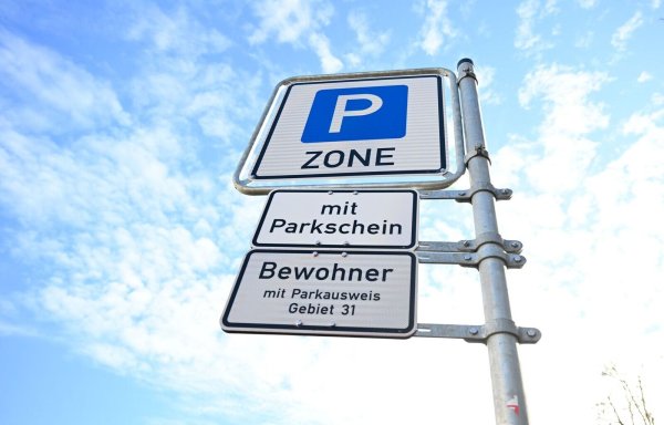 Anwohnerparken ist teurer geworden - aber nicht überall (Symbolfoto) - © Bernd Weißbrod/dpa