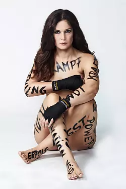 Gut in Form: Marie Lang hat sich ihre wichtigsten Schlagworte auf die Haut pinseln lassen.

Foto: Michael Wilfling - &copy; Michael Wilfling