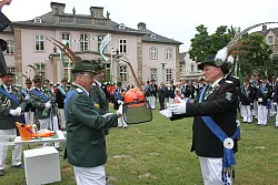 Sicherheit geht vor: Der Salzufler Vorsitzende Thomas Riepe (links) überreicht seinem Schötmaraner Amtsbruder einen Schutzhelm, damit ein Malheur wie jüngst bei einer Sägeaktion am Osterfeuer verhindert werden kann. - © Foto: Daniel Hobein
