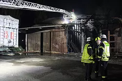 Lippes Kreisbrandmeister Wolfgang Kornegger (Bildmitte) l&auml;sst sich von Einsatzleiter Axel Sander (links) und Abschnittsleiter Dominik Kerscher &uuml;ber den aktuellen Stand der L&ouml;scharbeiten des Lagerhallenbrandes in der Sch&ouml;tmaraner Ladestra&szlig;e berichten. Foto: Daniel Hobein / Feuerwehr Bad Salzuflen - &copy; Feuerwehr Bad Salzuflen/Daniel Hobein