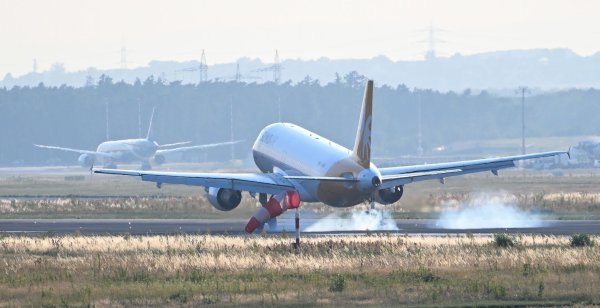 Mit zwei Sonderflügen sind bislang 345 aus Israel ausgereiste Deutsche samt nächsten Angehörigen nach Deutschland gebracht worden. - © Arne Dedert/dpa