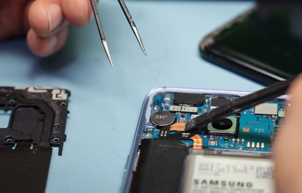Ab dem 20. Juni sollen Kundinnen und Kunden mit dem Energielabel wissen, wie leicht ein Handy zu reparieren ist. (Symbolbild) - © Christian Charisius/dpa