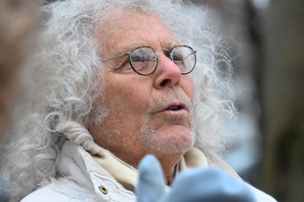 Rainer Langhans, Ikone der 68er-Bewegung, setzt sich mit dem Sterben auseinander. (Archivbild) - © Felix Hörhager/dpa