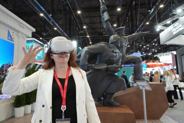 Russische Unternehmer und Konzerne präsentieren beim Petersburger Internationalen Wirtschaftsforum ihre neuesten Errungenschaften. - © Dmitri Lovetsky/AP/dpa