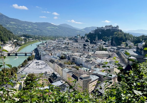 Festspielstadt schlechthin: Ausblick vom Mönchsberg auf Salzburg. (Archivbild) - © Anita Arneitz/dpa-tmn