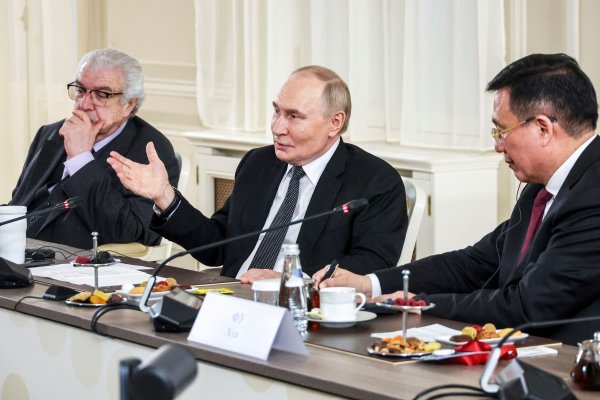 Beim Wirtschaftsforum in St. Petersburg trifft Putin traditionell Vertreter der großen Nachrichtenagenturen. - © Vyacheslav Prokofyev/Pool Sputnik Kremlin/AP/dpa