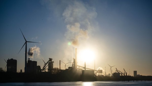 So schnell wie erhofft wird deutscher Stahl nicht grün, das heißt ohne CO2-Ausstoß hergestellt. (Symbolbild) - © Sina Schuldt/dpa