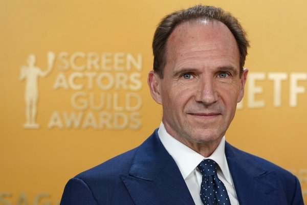 Der Voldemort-Schauspieler trug nach eigenen Angaben in seiner Rolle als Harry-Potter-Bösewicht Strapse am Set. (Archivbild) - © Jordan Strauss/Invision via AP/dpa