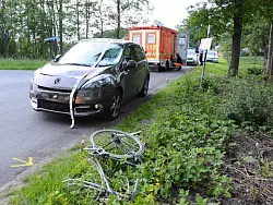 Ein 47-j&auml;hriger Radfahrer aus Rietberg (Kreis G&uuml;tersloh) wird schwer verletzt, als er in Rheda-Wiedenbr&uuml;ck mit einem Auto kollidiert. Er muss in eine Spezialklinik geflogen werden. - &copy; FOTO: ANDREAS EICKHOFF