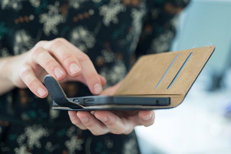 Zum Aufklappen: Die sogenannten Flipcases bieten neben einem Bildschirmschutz für das Telefon auch Platz für Kreditkarten oder ähnliches. - © Franziska Gabbert/ dpa