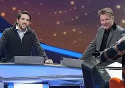 Der sympathische Paderborner Joachim Telgenb&uuml;scher (l.) gl&auml;nzte in der Quizshow mit J&ouml;rg Pilawa (M.) mit viel Wissen. Gegen Schauspieler J&uuml;rgen Vogel gewann er die Kategorie Film (Foto) gegen Literaturkritiker Hellmuth Karasek zog er dann aber doch den K&uuml;rzeren. - &copy; FOTO: ZDF/MAX KOHR
