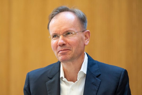 Ex-Vorstandschef Braun steht im Zentrum des Prozesses. - © Lennart Preiss/dpa