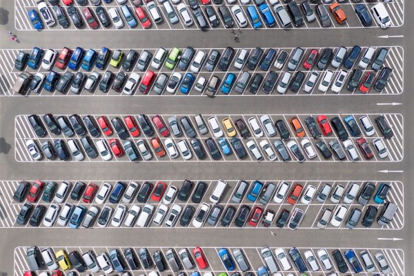 2021 bis 2024 hatten die Einnahmen der Kfz-Versicherer nicht ausgereicht, um die Aufwendungen für Schäden, Verwaltung und Vertrieb zu decken. (Symbolbild) - © Sebastian Kahnert/dpa