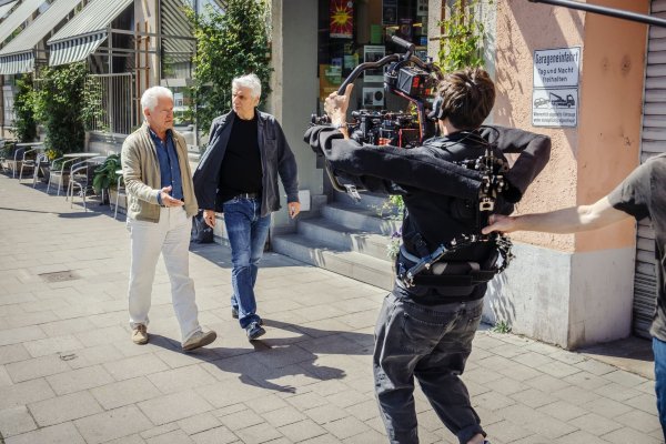 Die Schauspieler verabschieden sich gemeinsam, ihre Rollen gehen zusammen in Pension. - © BR/NEUESUPER GmbH/dpa