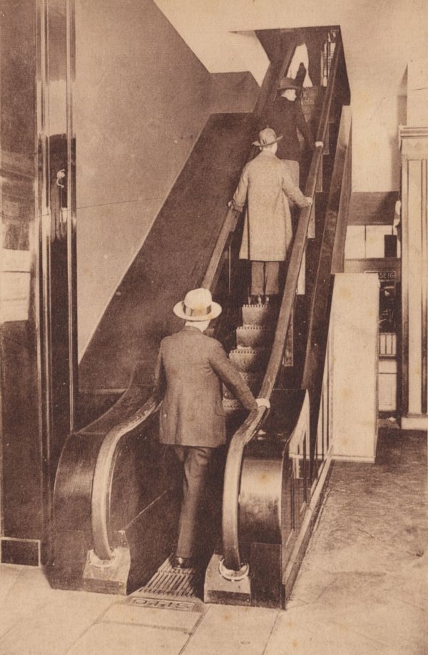 Eine Postkarte aus dem Kölnischen Stadtmuseum zeigt die erste deutsche Rolltreppe im Kölner Kaufhaus Tietz im Jahr 1925. - © Kölnisches Stadtmuseum/dpa