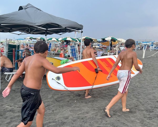 Beim Buddeln im Sand kommt ein 17-jähriger Junge an einem italienischen Strand ums Leben. (Foto: Archiv) - © Christoph Sator/dpa