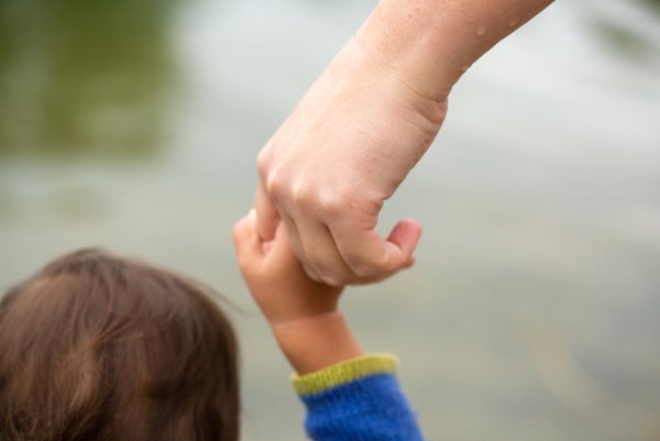 In lesbischen Beziehungen muss die Partnerin der Frau, die das Kind zur Welt bringt, ein Adoptionsverfahren betreiben, um rechtlicher Elternteil zu werden. (Symbolbild) - © Fernando Gutierrez-Juarez/dpa