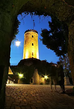 Die Sparrenburg bleibt am Samstagabend 60 Minuten lang dunkel - &copy; FOTO: SARAH JONEK