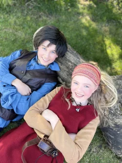 Birk (Tilda Wilke) und Ronja (Karla Westphal) werden Freunde, obwohl ihre Banden verfeindet sind. - © Freilichtbühne Bellenberg