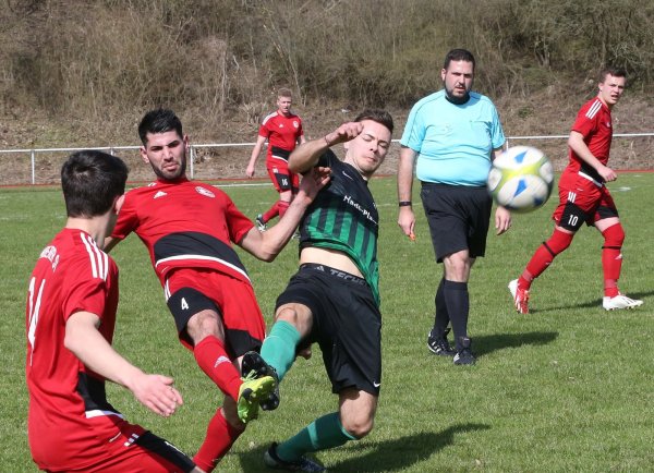 Eher am Ball: Blombergs Gökhan Türe setzt sich gegen Espelns Nico Thieschnieder durch. - © Paul Cohen