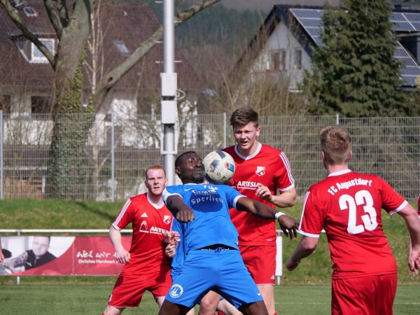 Gekonnte Ballannahme: Lemgos Stürmer Saliou Abou wird umzingelt von den Augustdorfern Andre Schreiber, Peter Neufeld und Marcel Mescheder. - © Jörg Hagemann