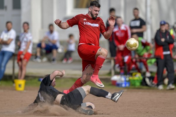 Fußspitze voraus: Der Pivitker Marian Schulz (am Boden) spitzelt den Ball vor dem Lagenser Endrit Merovici weg. - © Egon Penner