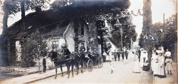 Schützenfest 1903: Damals steht noch das alte Haus von Sanitätsrat Martheus, an dem hier König Joe Meyer in der Kutsche vorbeifährt. Drei Jahre später wird der Bau dann zugunsten einer repräsentativen Villa abgerissen. - © Repro: Horst Biere/Quelle: Archiv Werner Höltke