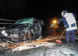 Eine 60-jährige Frau konnte mit diesem VW Polo nicht mehr ausweichen und kollidierte mit einem entgegenkommenden BMW, dessen 19-jähriger Fahrer die Kontrolle über sein Fahrzeug verloren hatte. - © FOTO: CHRISTIAN MATHIESEN